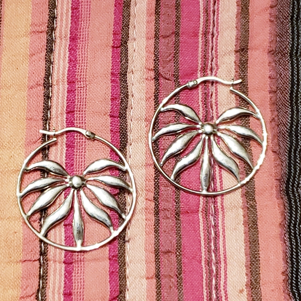 🌻 Sterling Silver Flower Hoop Earrings